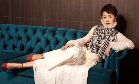 春晚|她是春晚女王，却嫁给小11岁的“弟弟”，现在38岁被宠成公主