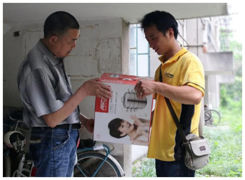 #杨幂#“快递员”被杨幂发掘，签到旗下红遍全国，网友：杨幂眼光真毒！