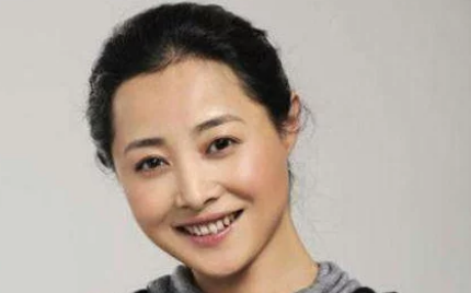 张若昀▲张若昀的家庭堪称娱乐圈最乱，父亲五次离婚，现如今后妈是90后