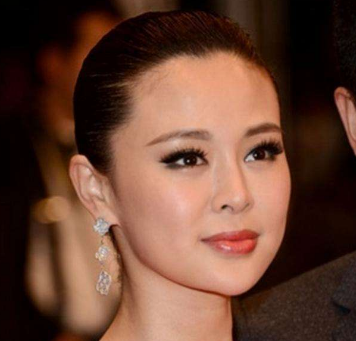 机器|最强“师生恋”，老师8年生了三孩子，她完全被当作“生育机器”？