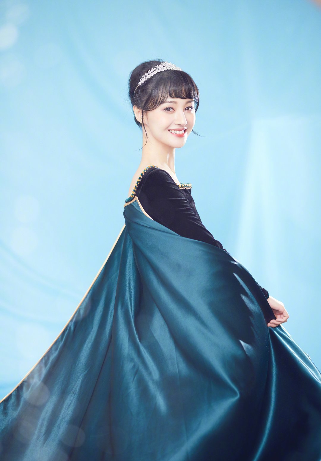 「郑爽」郑爽关晓彤cos《冰雪奇缘》，安娜和艾莎你更爱谁呢？