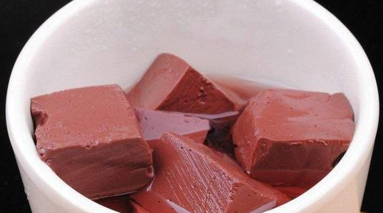 「」市场上的猪血是用什么做的?很多人都不懂,现在终于知道了!