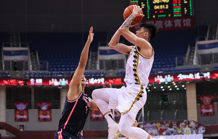 广厦男篮|广厦男篮核心正式离队！李春江极力挽回，却遭到拒绝？