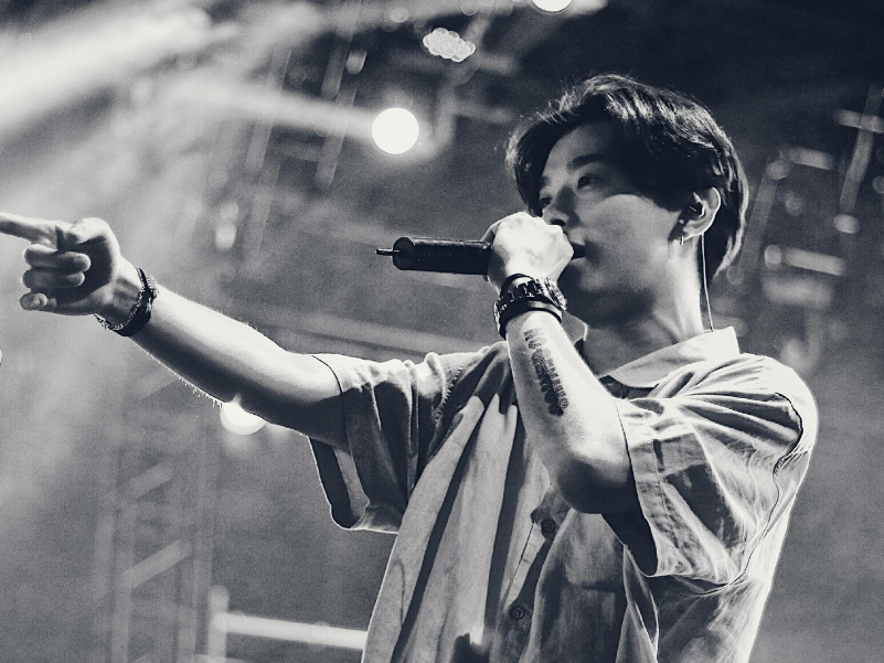 「满舒克」国内年轻的旋律说唱歌手，强大唱功吸粉无数，音乐节上不忘宠粉