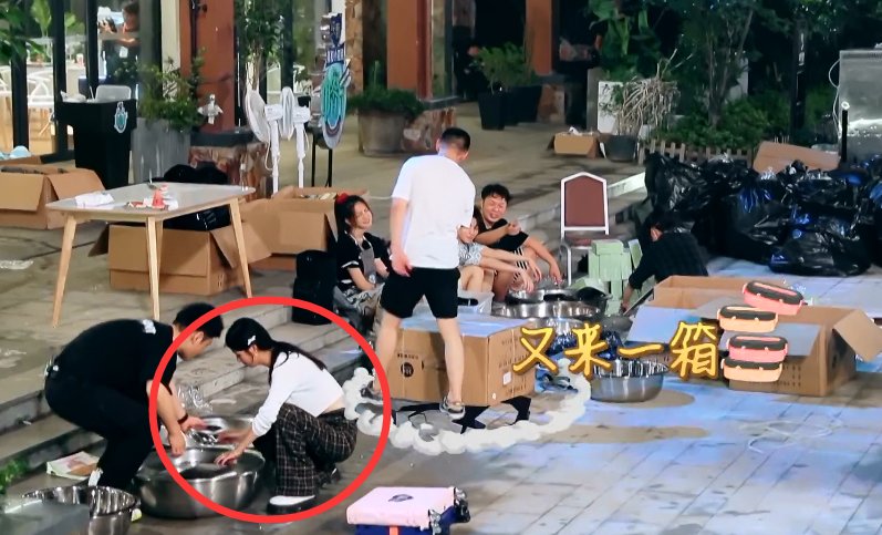 杨超越|杨超越干活累倒在垃圾堆，当镜头扫过赵丽颖，对比太明显了