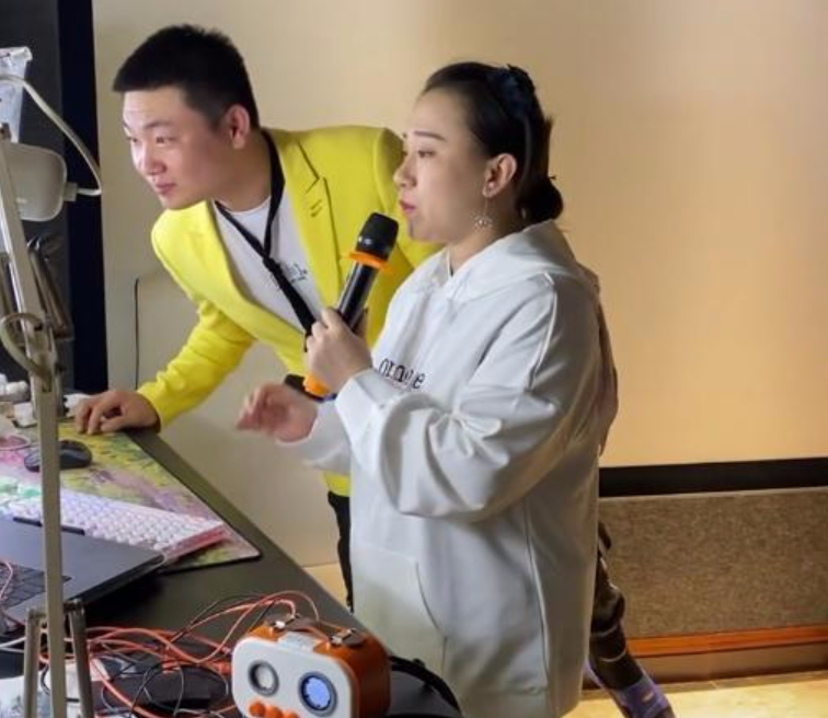 春晚|33岁丫蛋二婚后露面大腹便便疑怀孕, 直播惨淡公司艰难, 离开春晚她咋销声匿迹？