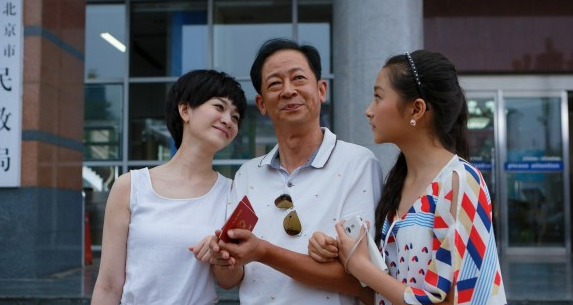 4岁出道8岁成名, 十几岁开百万豪车上学, 亲爹: 都是她自己赚的!