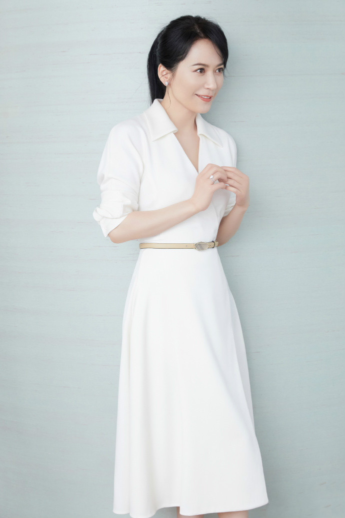 衬衫|49岁俞飞鸿气质真好，白衬衫裙配高马尾，利落知性好高级
