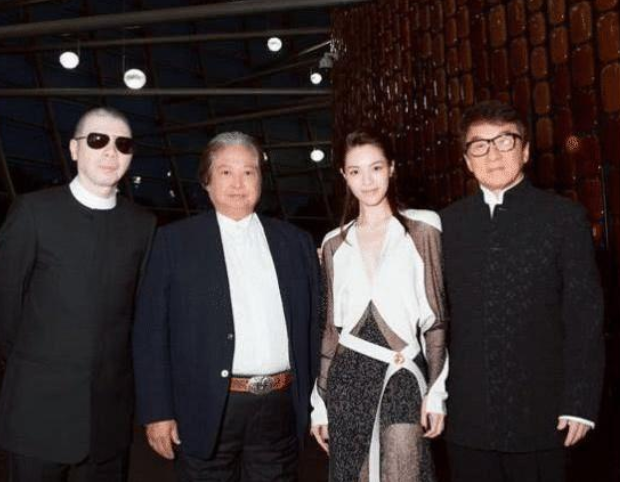 冯小刚■被冯小刚捧红，成龙接着捧，洪金宝等着捧，年纪轻轻就成大佬钟爱？