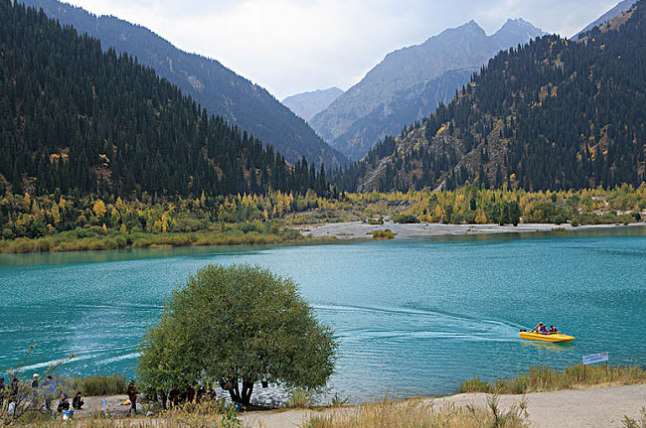 「塔里木盆地」塔里木盆地旁有个“热海”，与我国仅一山之隔，我国却无法利用它