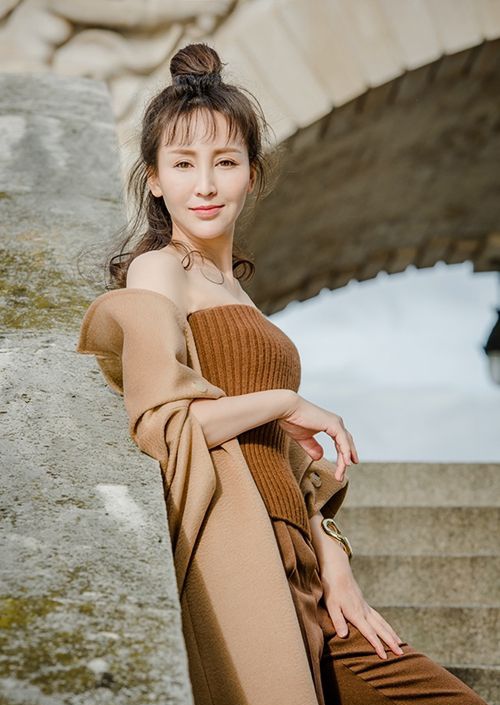 明星|19岁出道住在地下室，25岁和导演连生3胎，今老公用整部剧捧她！