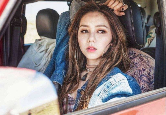 ：邓紫自己写歌自己唱歌，听她的歌曲，好像是在坐过山车