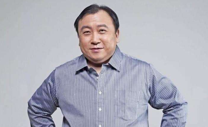 王晶▲64岁导演王晶妻子曝光,原来是我们熟的她,网友:难怪不愿公开!