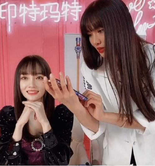 李小璐@李小璐的价格疑似被人匿名爆料，一直活跃各大饭局明码标价。