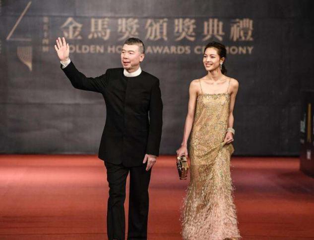 冯小刚|冯小刚捧红了她, 成龙接着捧, 洪金宝等着捧, 网友: 上了船下不来