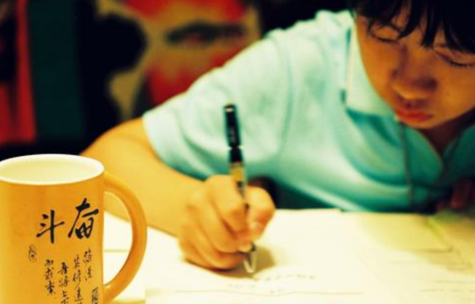 「」延期一个月的高考是否会继续延期，竞争残酷，哪类考生压力更大