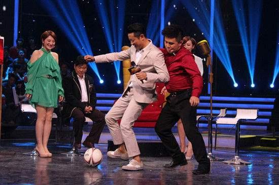 春晚|曾为了陪父母过年3拒春晚，车祸后遭公司抛弃，如今49岁仍单身一人