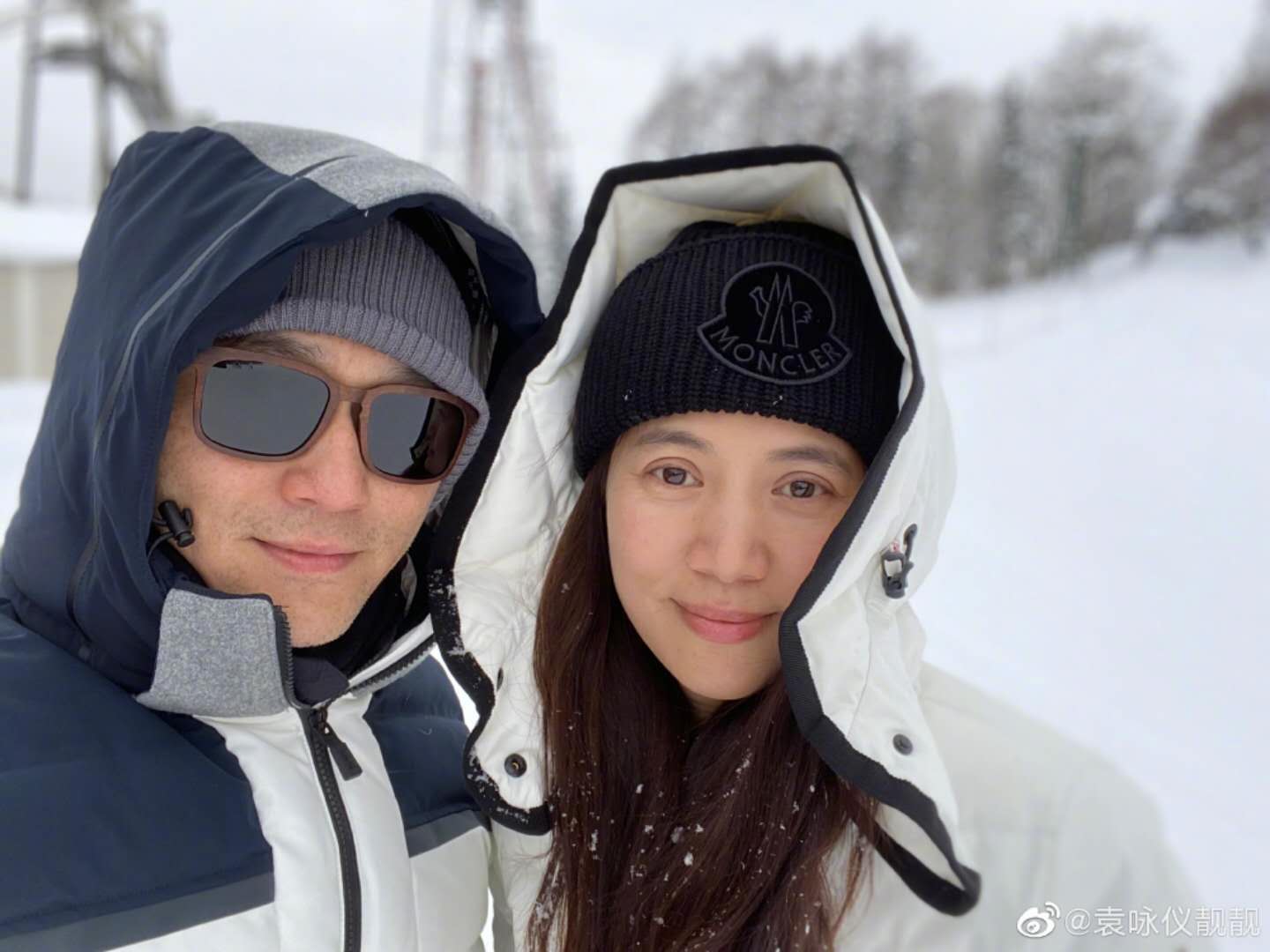 袁咏仪|袁咏仪晒家人散步照，13岁魔童身高喜人，这腿是真实存在的吗？