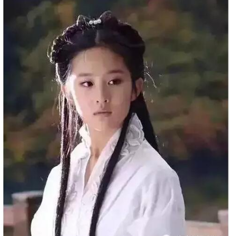 刘亦菲|刘亦菲彻底放开了？就靠一块\三角布\遮羞，果真不要\玉女\形象咯