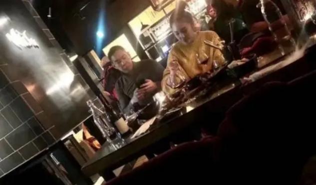 ##“出国避难的明星，打脸14亿国人”，今天，这张照片再次让我们怒不可言