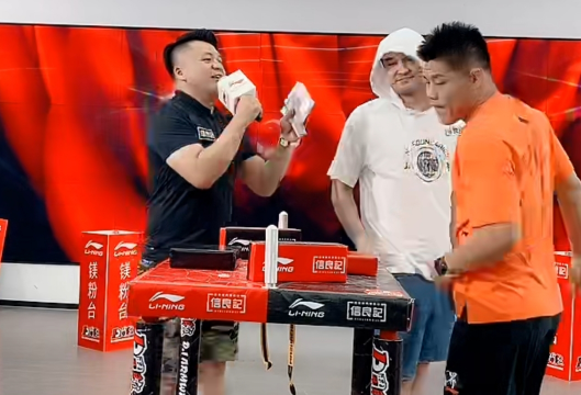 【西热力江】跨界对决！李景亮斗腕3-2险胜西热力江，直播前后卖货被吐槽