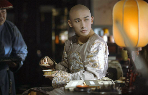 康熙|他被康熙圈禁家中26年，为解闷娶13位妻子，生下29个儿女，他是谁