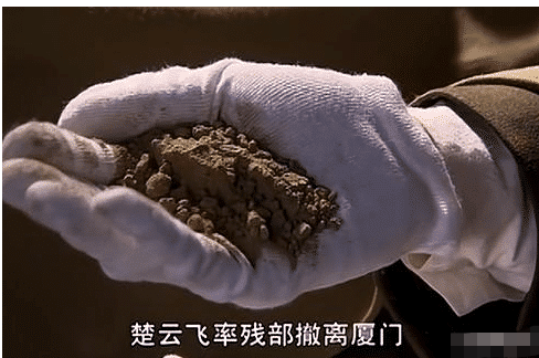 楚云飞|一样都是楚云飞捧土，老版被称为经典，新版是怕土脏了衣服吗？