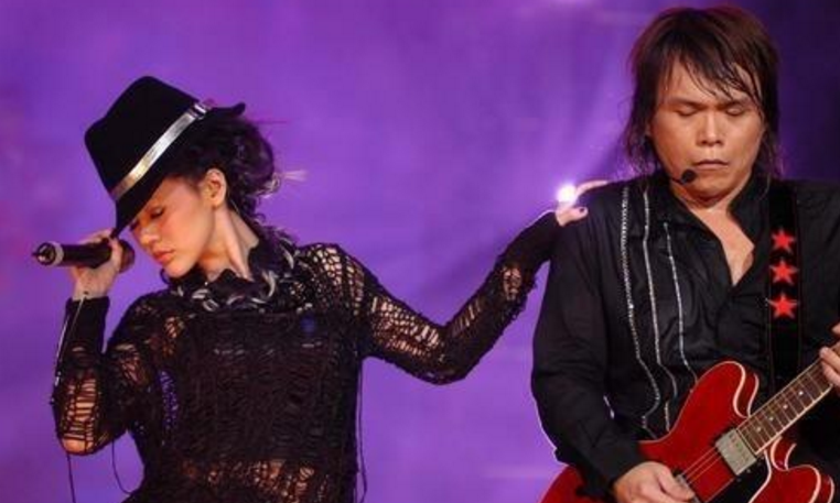 「演唱会」他开演唱会只需起个头，粉丝喊话：剩下的交给我们，这个单我们照买