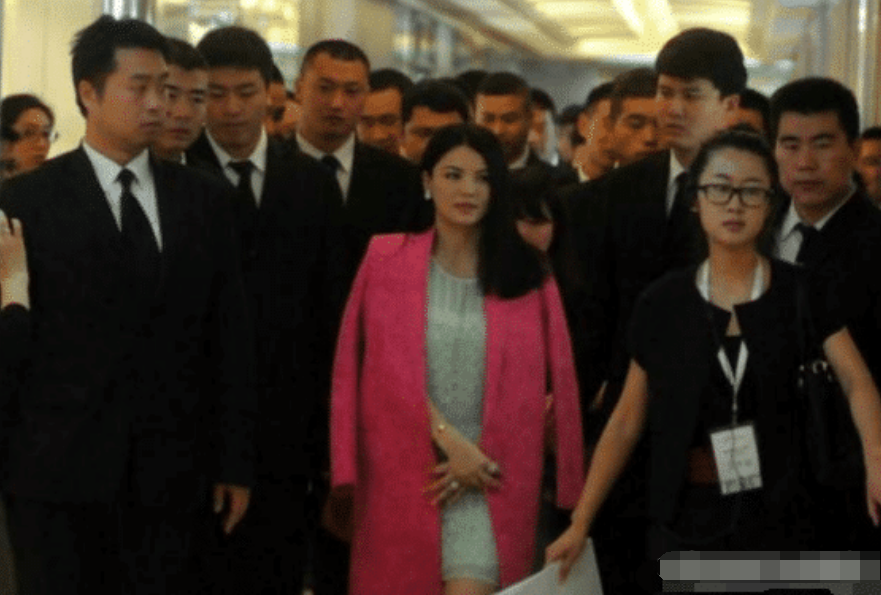 「张一山」以为自己很红，机场上厕所带了2排保镖，张一山当场蒙圈：这谁啊