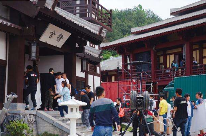 [横店影视城]中国最坑的2个景区，费时间还不好玩，游客吐槽：每走一步都花钱