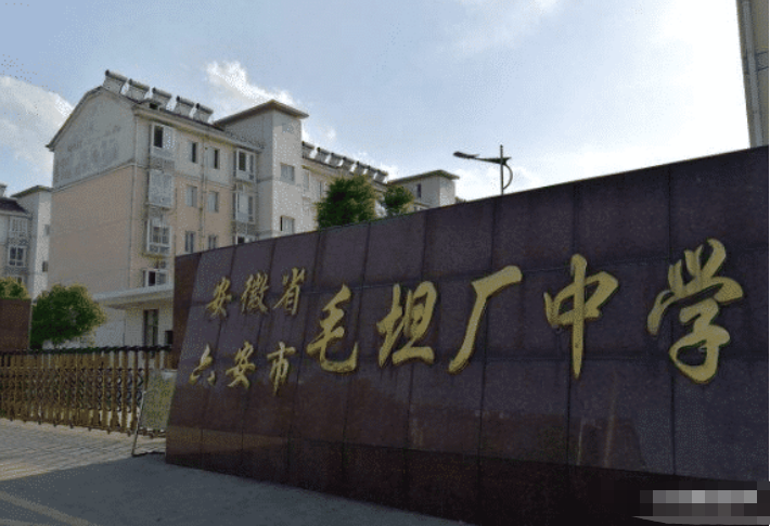 毛坦厂■因为家长的行为，毛坦厂中学在围墙上铺上了水管，保安：放学就关水