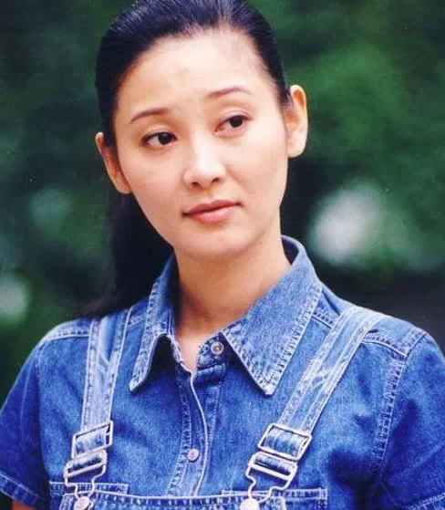 冯小刚|悲哀的徐帆：嫁给冯小刚21年做丁克，养女徐朵和她老公共用一张脸
