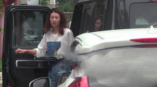 王宝强■王宝强女友素颜曝光，一身名牌开豪车，手握4家公司股份