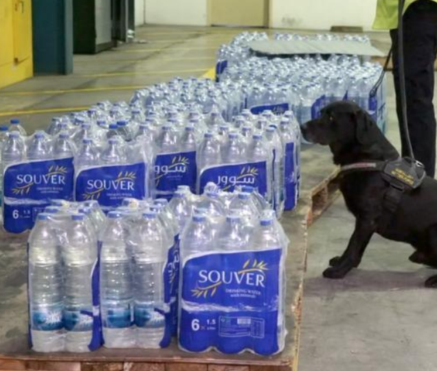「伊朗」伊朗毒贩将价值上亿冰毒藏于矿泉水中，外表无差距，肉眼根本看不出