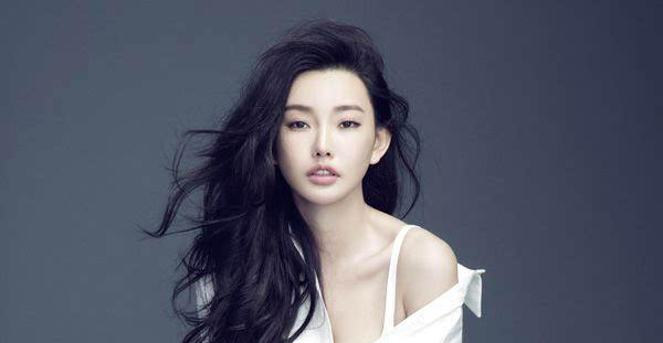 王晶▲被王晶发掘时才读大二，拍3部电影狂捞26亿，如今30岁成“最美晶女郎”