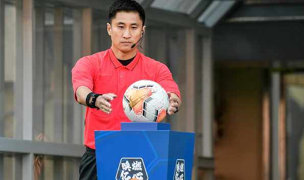 马宁|马宁再度被调走！6天内执法京鲁大战+上海德比，引发巨大争议