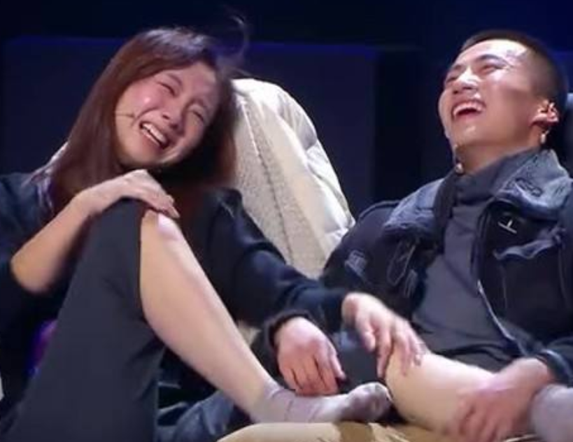 何炅|女演员现场失控，用脚猛踹搭档的头，何炅脸都黑了，事后说了4个字