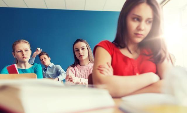 「教师」教师遭受“捧杀”，这四类人天天“黑”教师