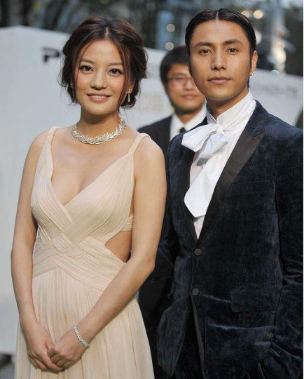 赵薇@当43岁赵薇撞上49岁范文芳，才知道“砸钱”保养与天然美的差别