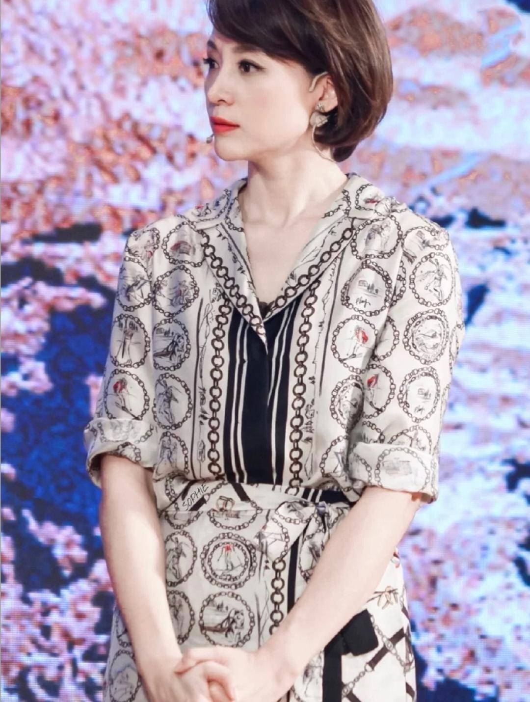 董卿|46岁的董卿一点不显老，浑然天成的气质太夺目，穿搭更让人羡慕