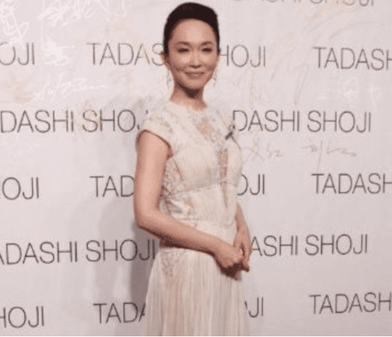 赵薇|当44岁赵薇撞上49岁范文芳，才知道过度保养与自然老去的差别！