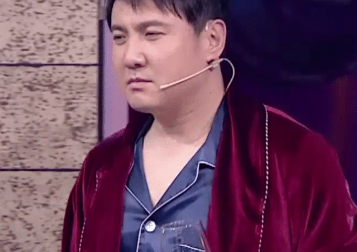 关晓彤|王牌家族睡衣趴，大家都只要睡衣，唯独关晓彤还多了一件它，审美绝了