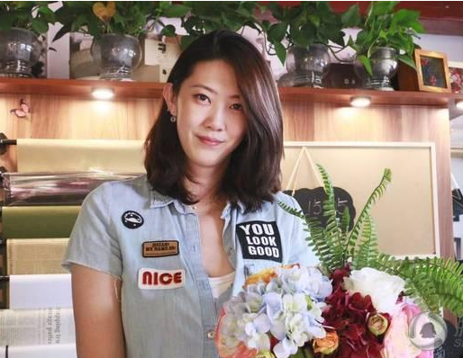 薛明▲前中国排球女神与矮13cm老公离婚,如今开花店,33岁美出新高度