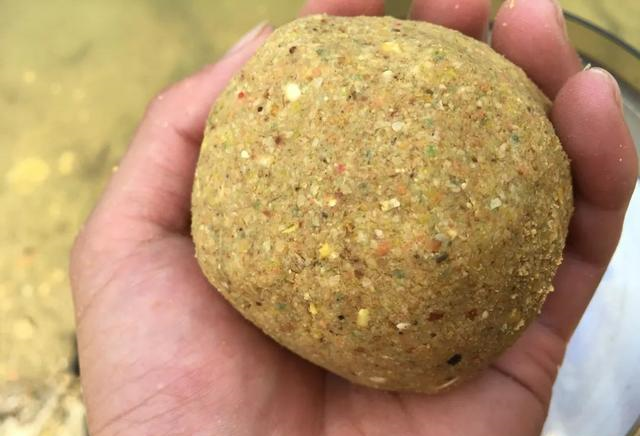 鲤鱼|搓饵的命中率不高？掌握这3个技巧再去试试，会发现搓饵很好用