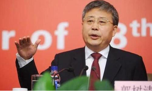 楼市现“妄谈”？房产专家呼吁卖房，支持高房价？人大副校长表态