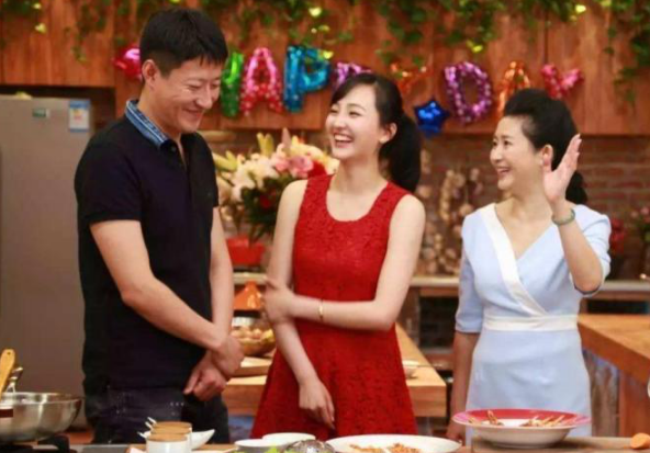 于震|两人因戏生情，婚后6年生3胎，丈夫片约不断，被称“屏幕硬汉”