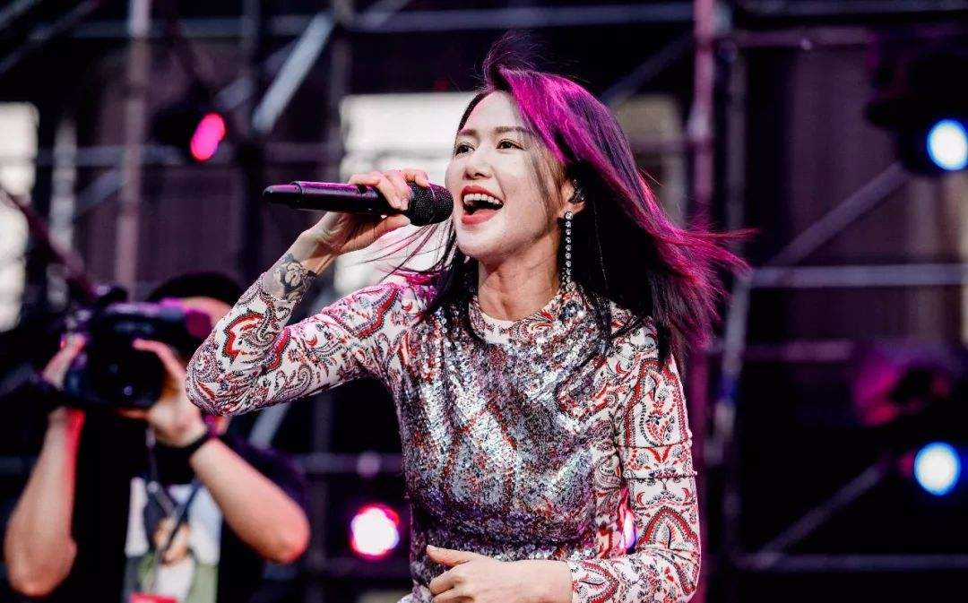 「超女」凭借“超级女声”成名，将男友打进医院，转身嫁给了他