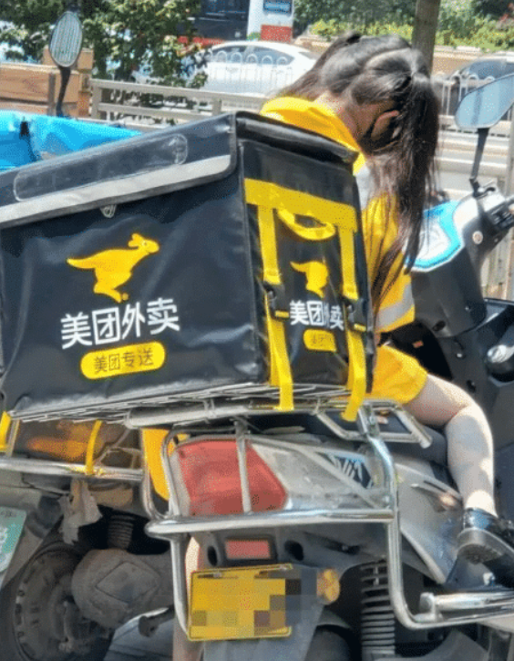 |“和女友出来钓鱼,我的注意力无法集中了!”哈哈哈哈这谁顶得住啊?