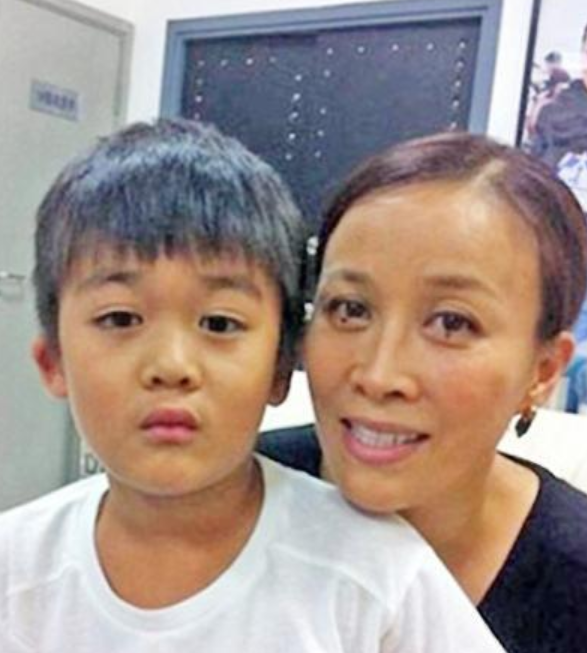 潘玮柏|母亲是那英，父亲是国足名将，吸毒被捕入狱，今15岁的他十分低调