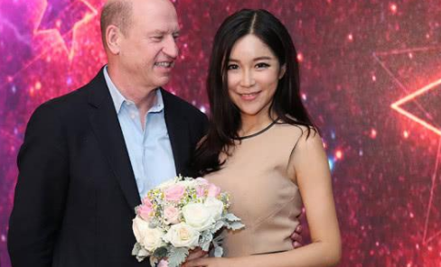 「渴·望」她是NBA最美女主持，闪婚50岁美国富商，如今离婚直言渴望爱情